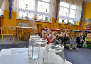 Dzieci poznają stany skupienia wody.